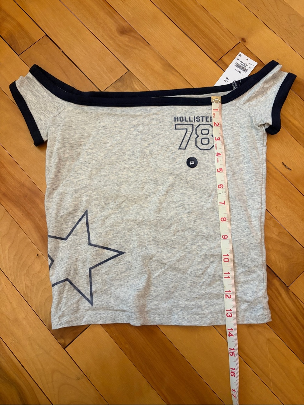 Hollister - Off-the-shoulder Logo Graphic Tee - Picture 4 of 5